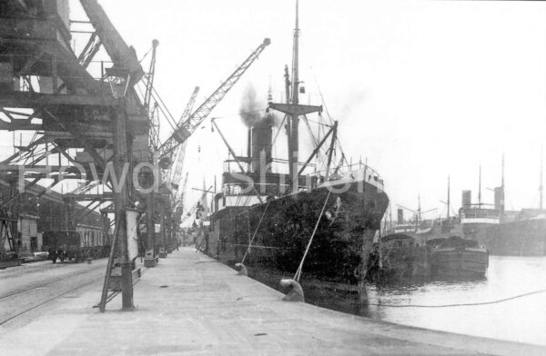 blyth-discharging-oin-west-dock-1930s