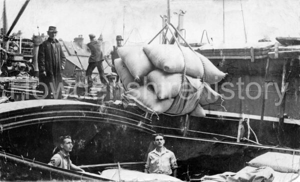 dockers-barge-sacks